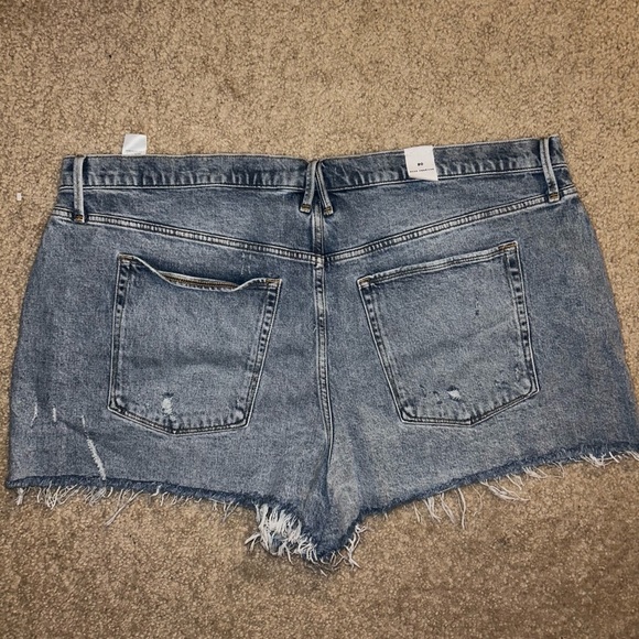 Good American Distressed Jean Shorts BNWT - Picture 3 of 6
